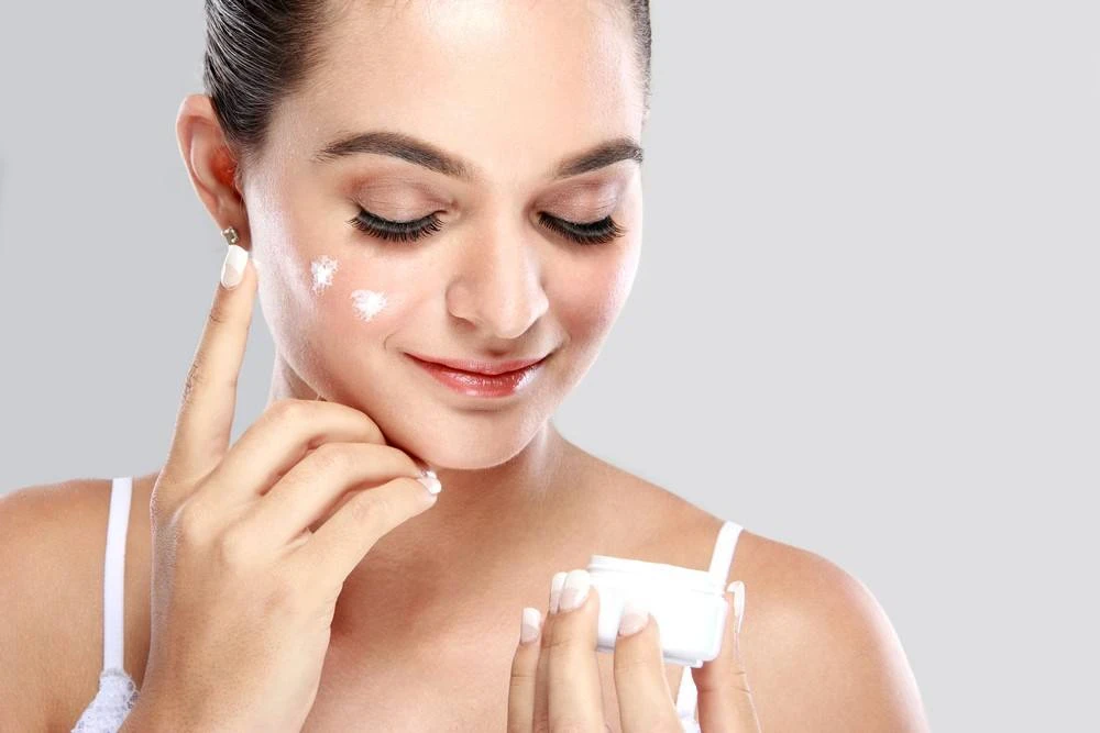 image about 41 سرا ينصح بها خبير التجميل لتبدو أكثر شبابًا؛ نصائح لجعل بشرتك أصغر من عمرك.