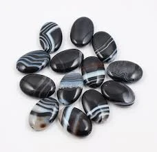 image about حجر العقيق الاسود وحجر الزمرد الاصفر