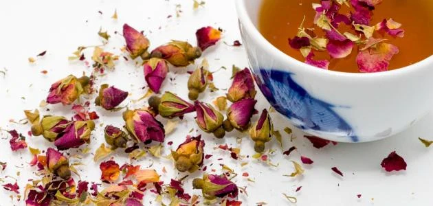 image about فوائد شرب ماء الورد في تحسين رائحة العرق