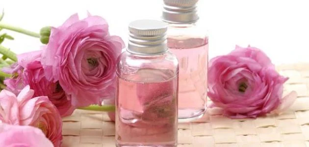 image about فوائد شرب ماء الورد في تحسين رائحة العرق