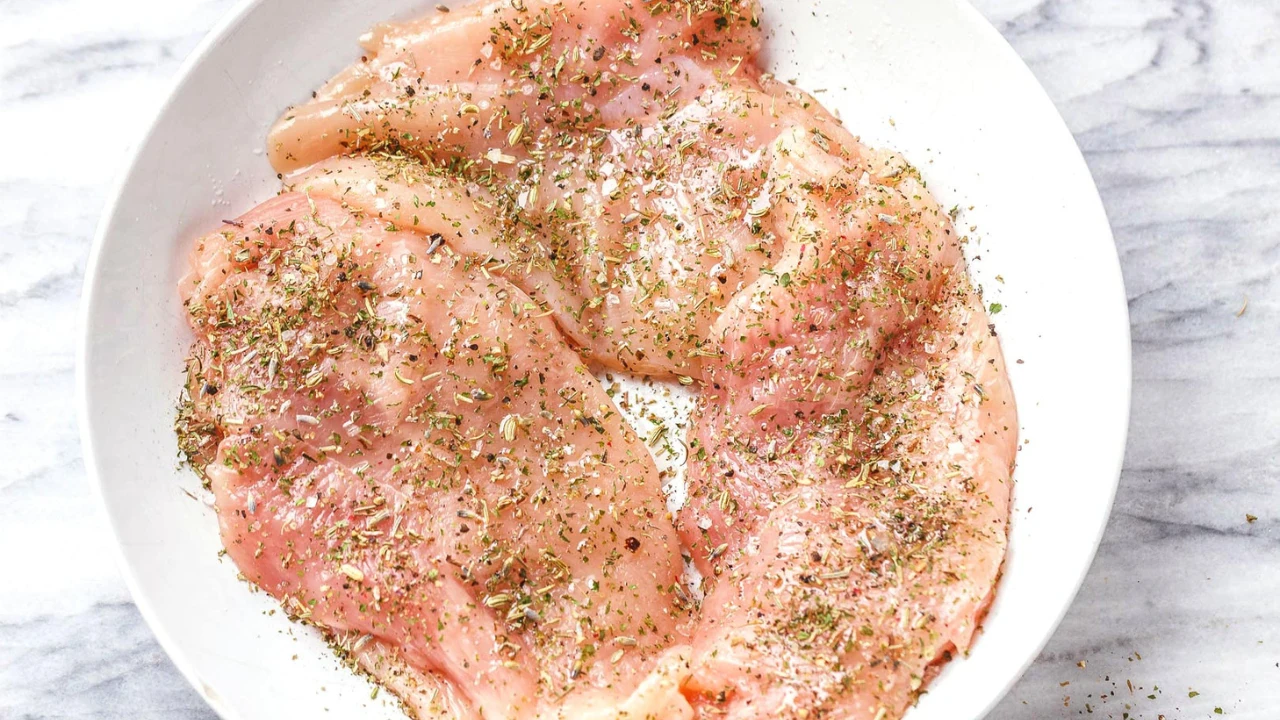 image about 🍗 يمكن تحضير صدور الدجاج المشوية بسهولة وسرعة