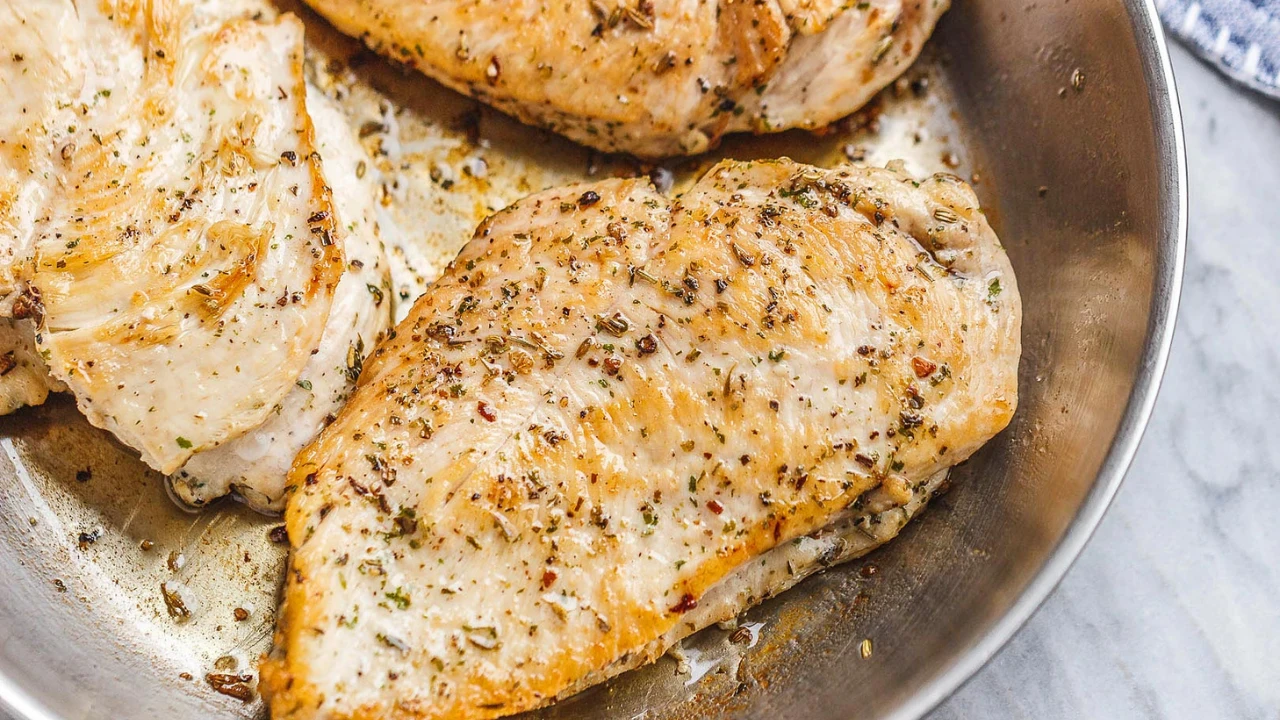 image about 🍗 يمكن تحضير صدور الدجاج المشوية بسهولة وسرعة