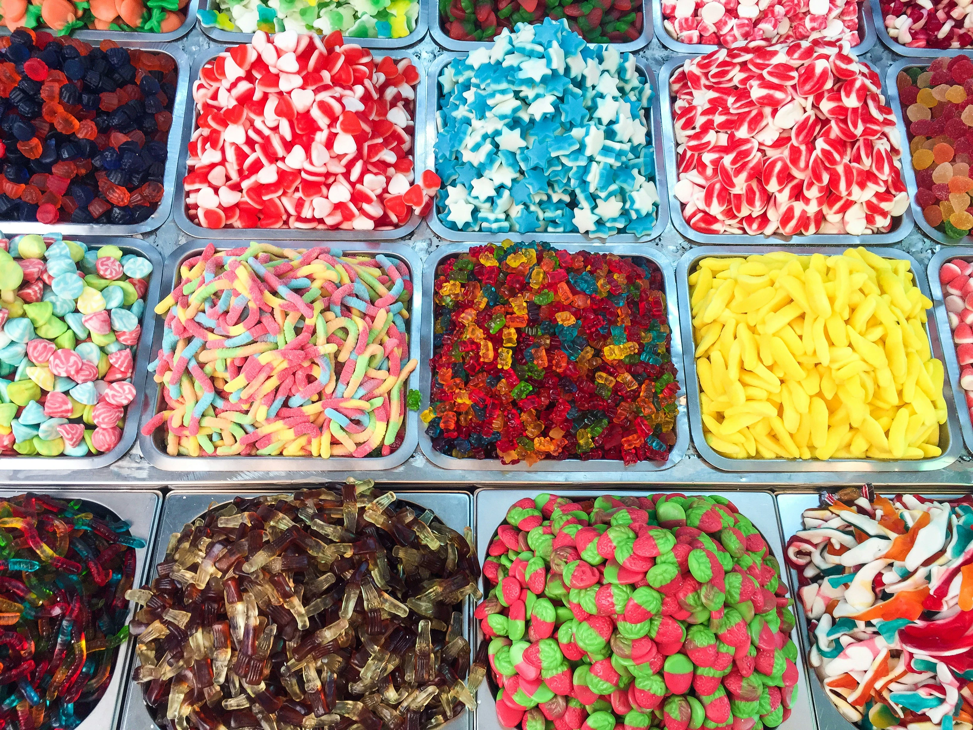 image about الفصل في المطبخ: الفروقات التصنيفية والتقنية بين الحلويات (Sweets) والمعجنات (Pastries)
