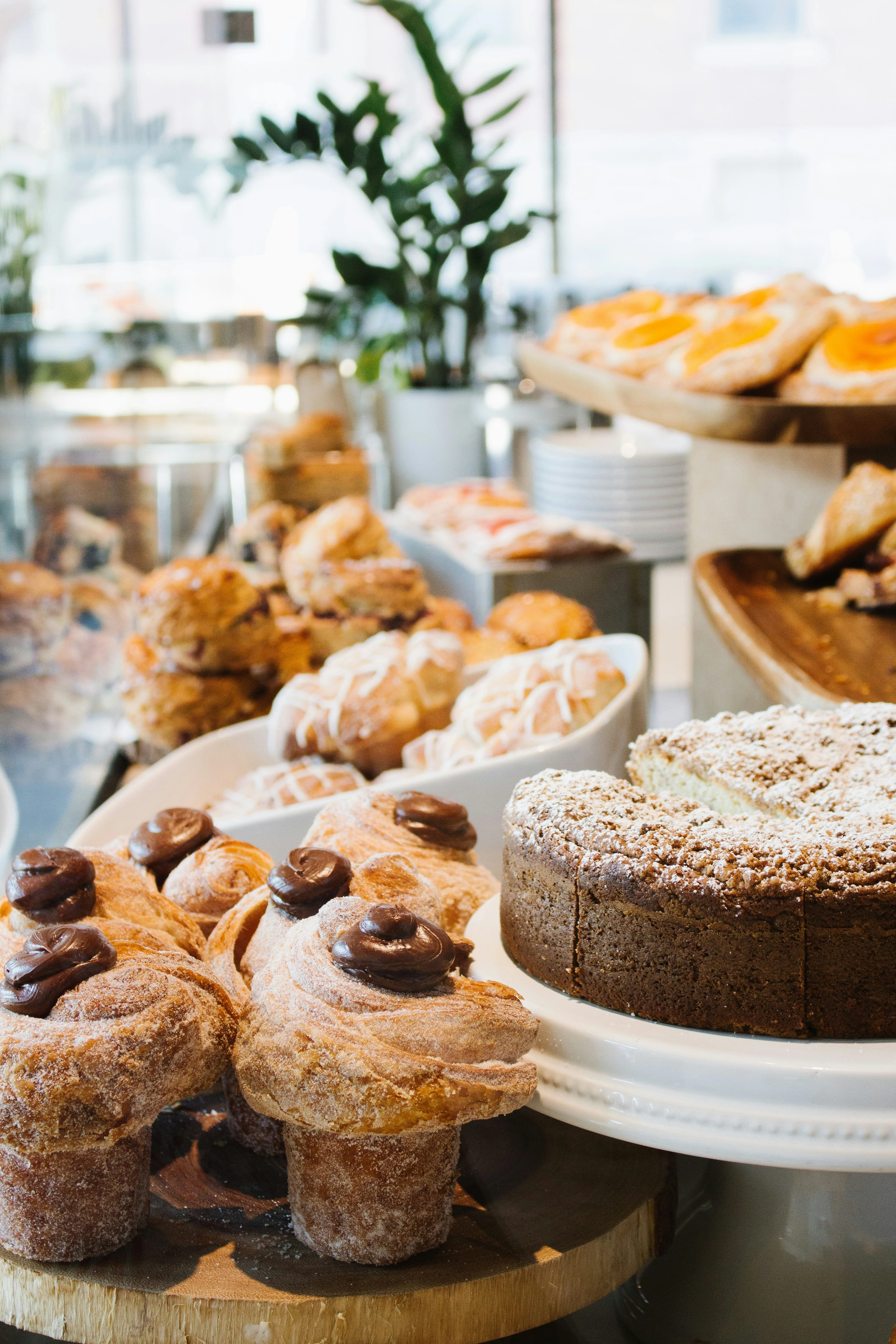 image about الفصل في المطبخ: الفروقات التصنيفية والتقنية بين الحلويات (Sweets) والمعجنات (Pastries)