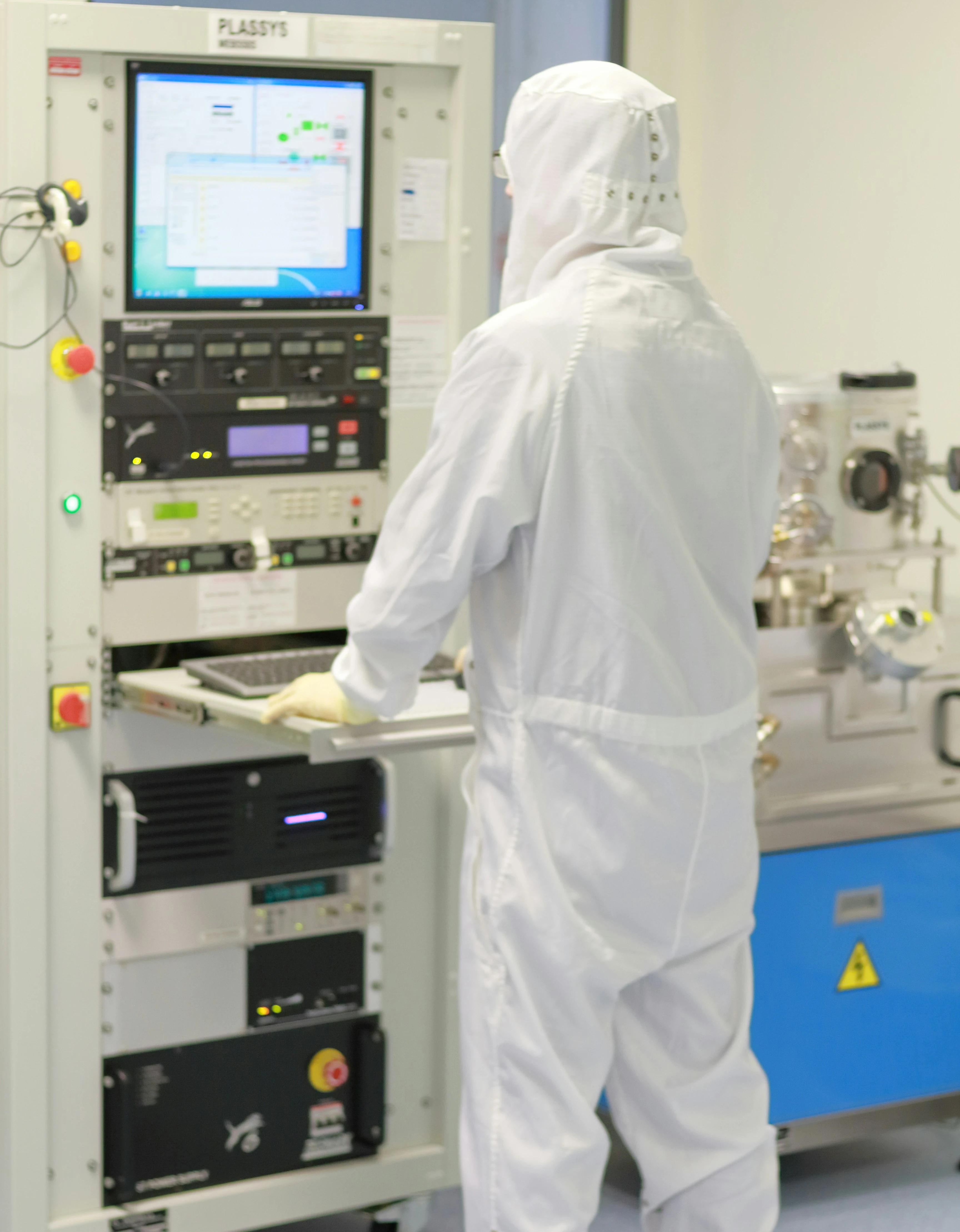 image about تقنية النانو (Nanotechnology): المنهجية الميكروسكوبية الجديدة لاستحداث مواد ووظائف متقدمة في العلوم التطبيقية