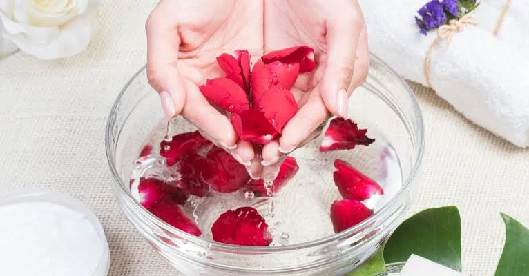 image about ماء الورد للبشرة من طريقة إعداده حتى فوائده