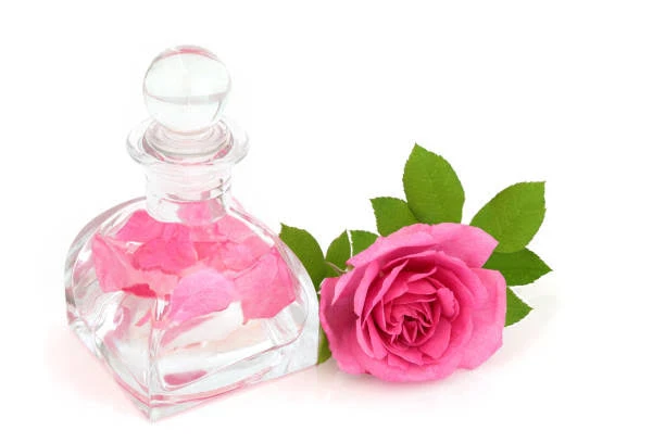 image about ماء الورد للبشرة من حيث الاستخدام و الوصفات