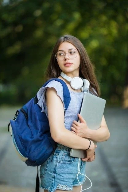 image about الأناقة في أول يوم مدرسة: خطوات للشباب والفتيات للظهور بإطلالة مميزة
