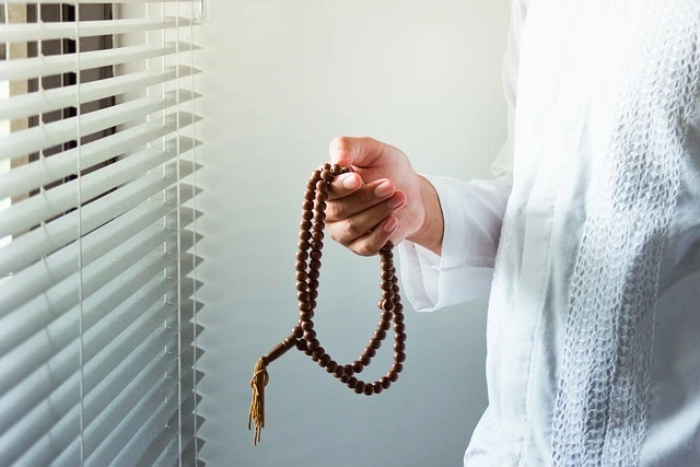 image about فن المسبحة: دليل شامل لأنواع الخامات (الكهرمان، اليسر، العاج) واستخداماتها في الحِرف اليدوية والعبادة