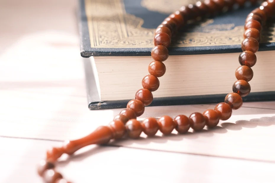 image about فن المسبحة: دليل شامل لأنواع الخامات (الكهرمان، اليسر، العاج) واستخداماتها في الحِرف اليدوية والعبادة