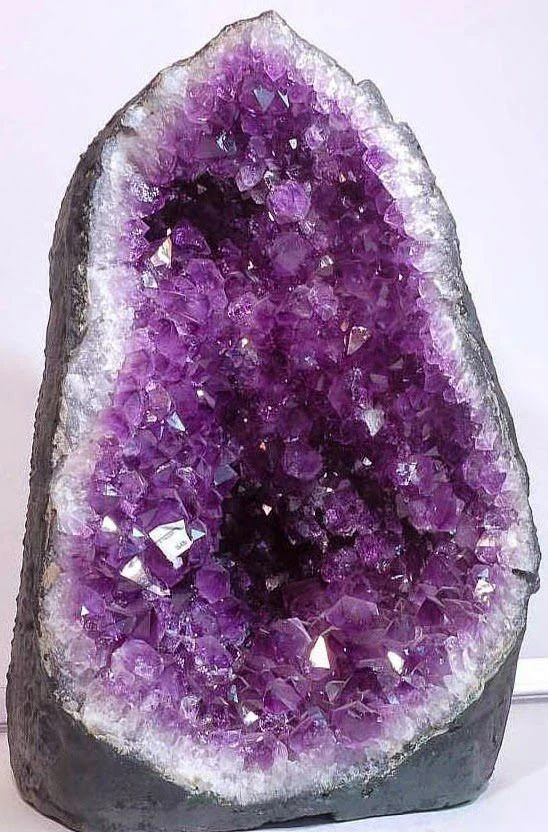 image about  حجر  الألكسندرايت (Alexandrite)