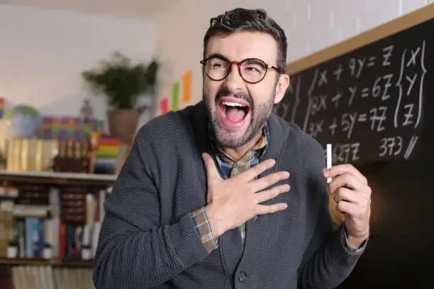 image about ماذا يعني عندما يضحك الشخص بصوت عال وحده ، شرحه علم النفس؟