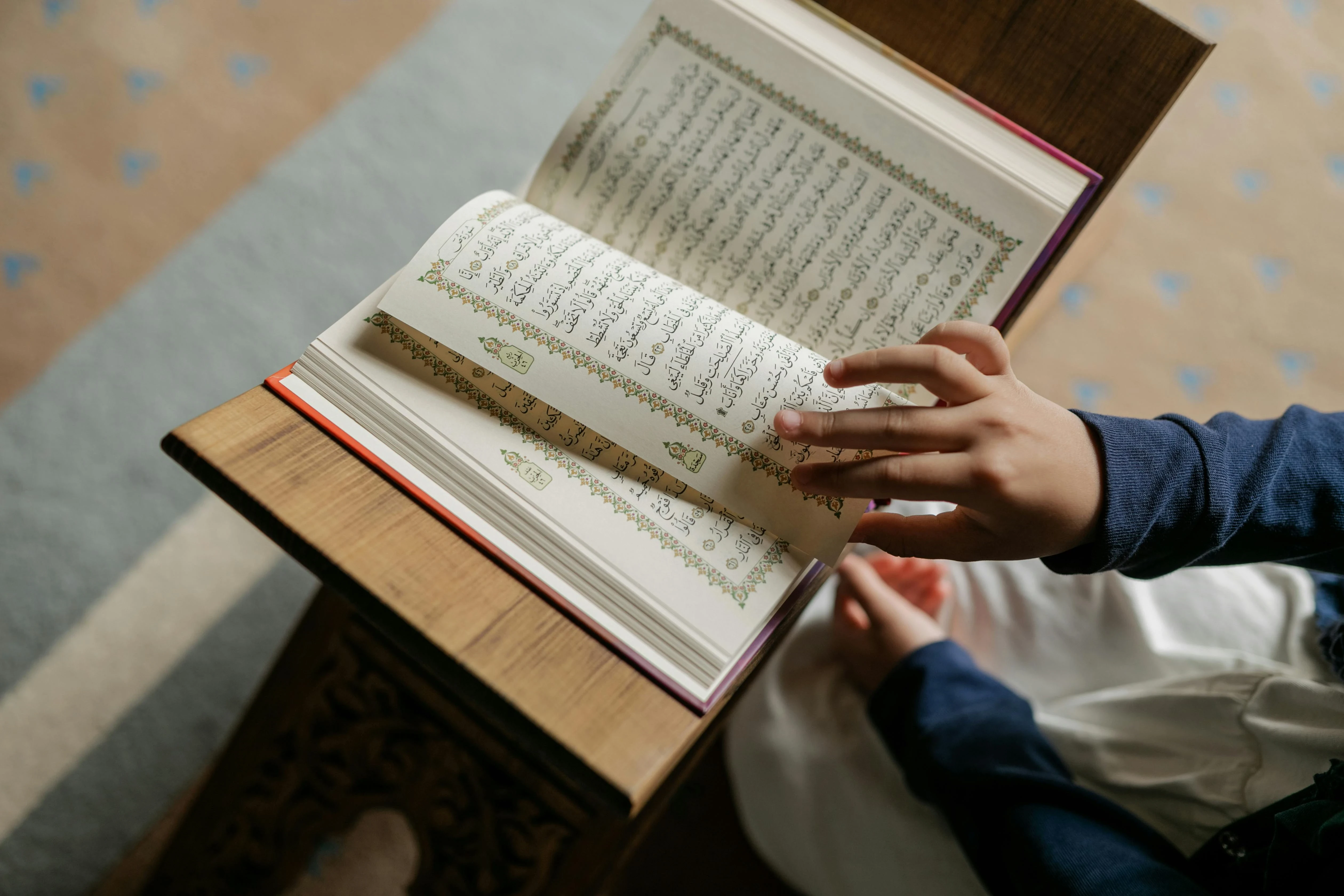 image about حين تنصت لآيات الله… يتغيّر قلبك ويتبدّل حالك: أثر قراءة القرآن في حياة المسلم