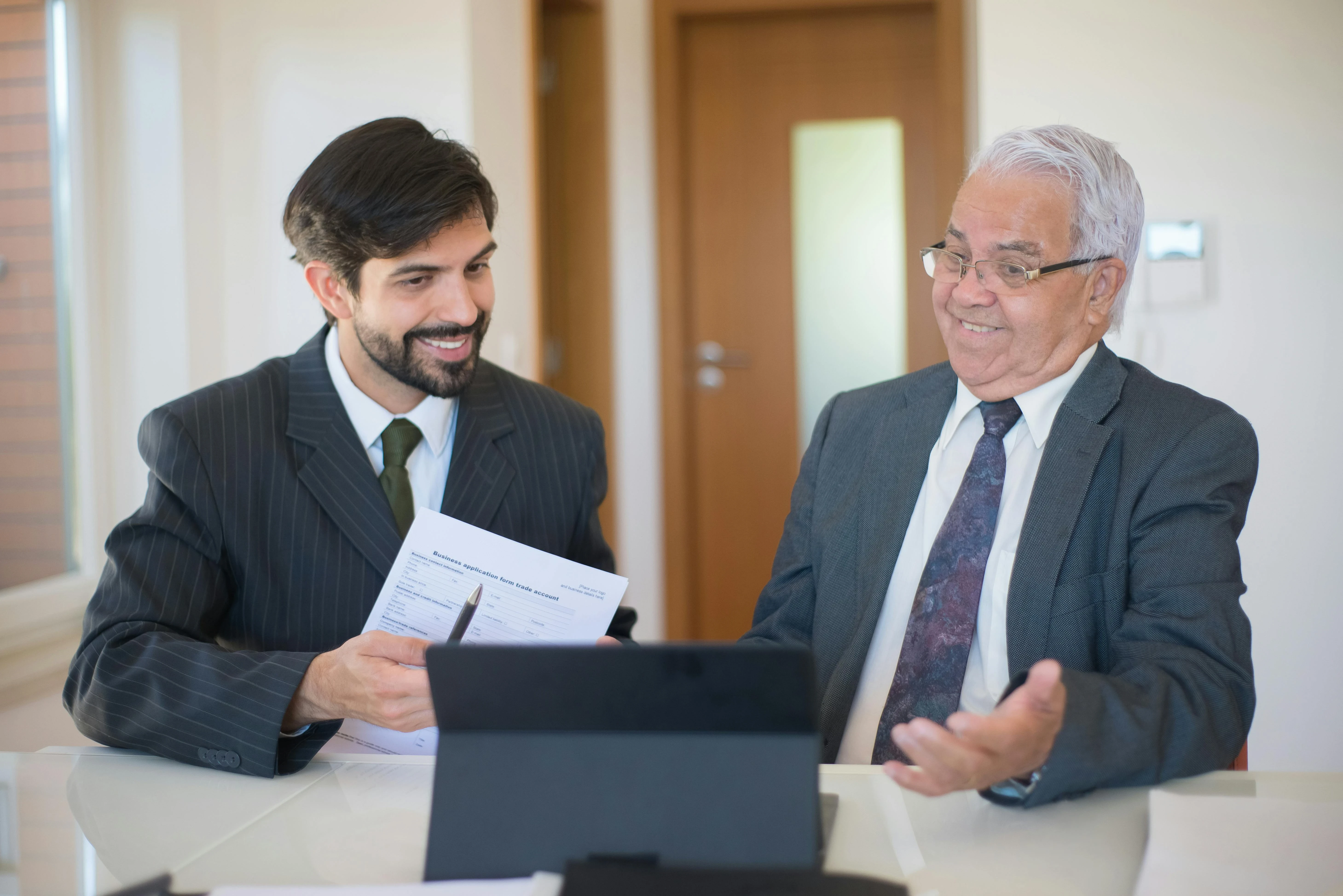 image about ذكاء التواصل: كيف تتحدث ليحبك الناس دون مجاملة زائدة؟