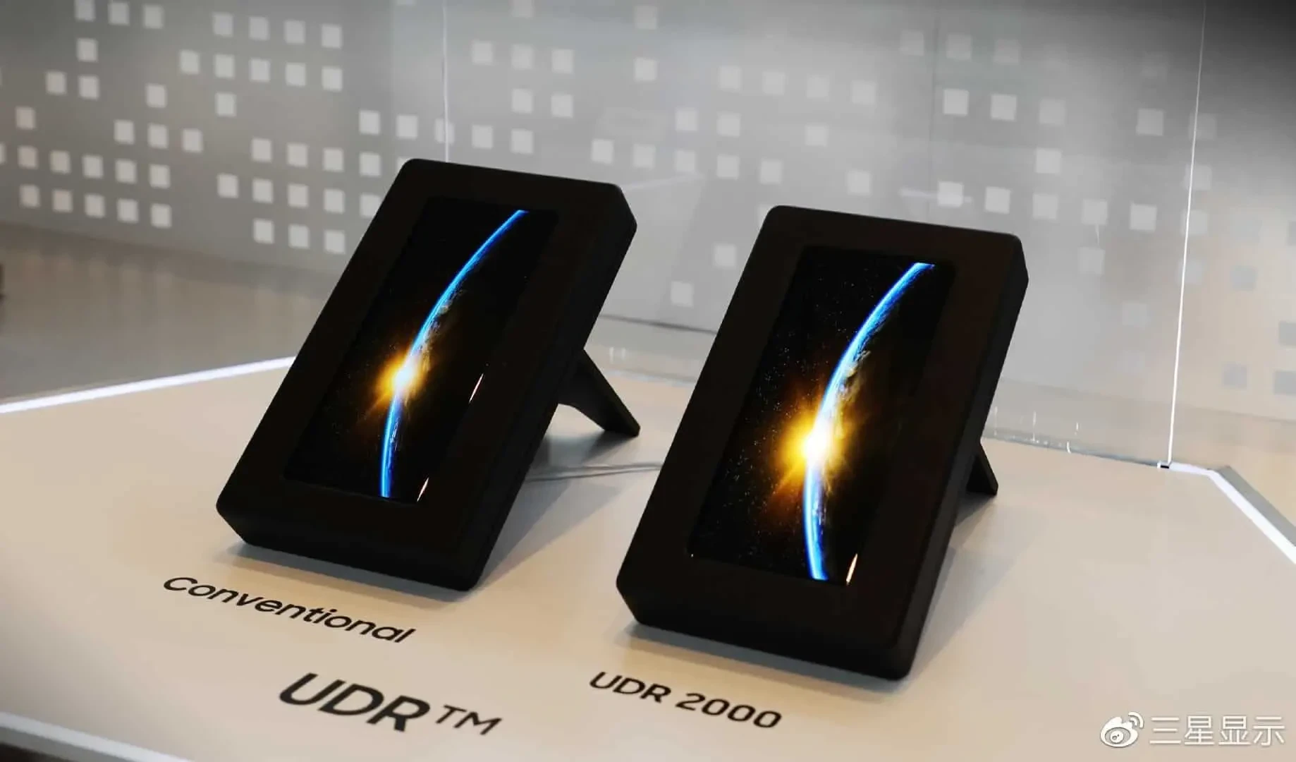 image about أول شاشة هاتف محمول بتقنية OLED فائقة السطوع تبلغ 2000 شمعة.