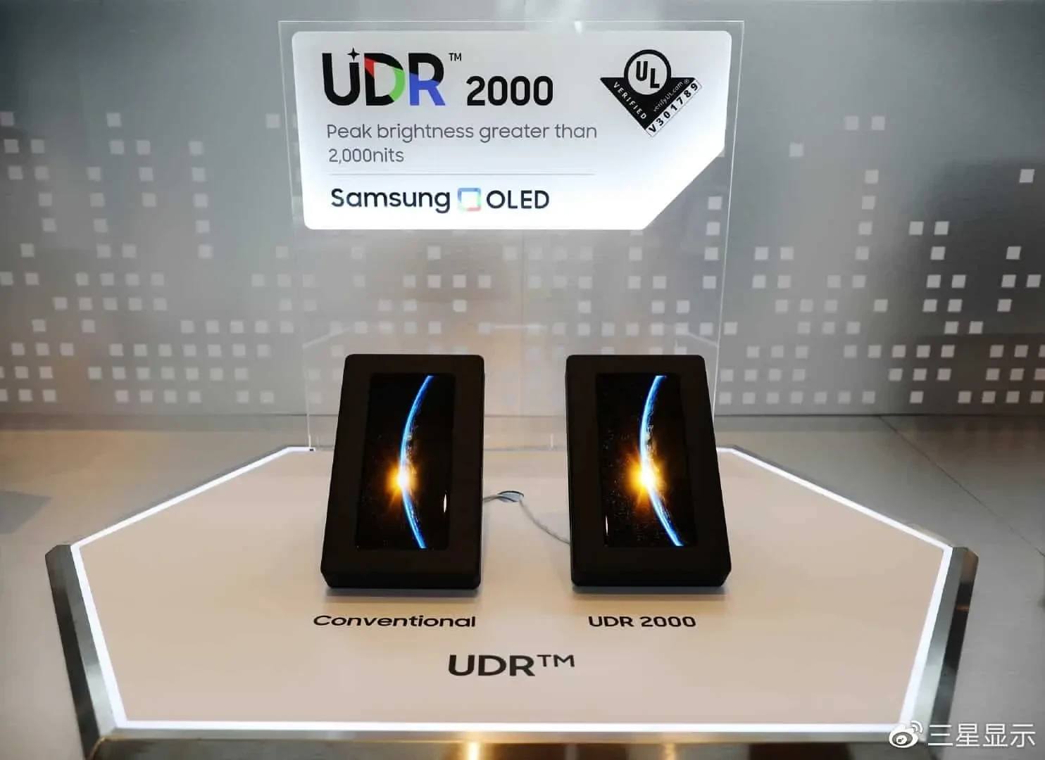 image about أول شاشة هاتف محمول بتقنية OLED فائقة السطوع تبلغ 2000 شمعة.