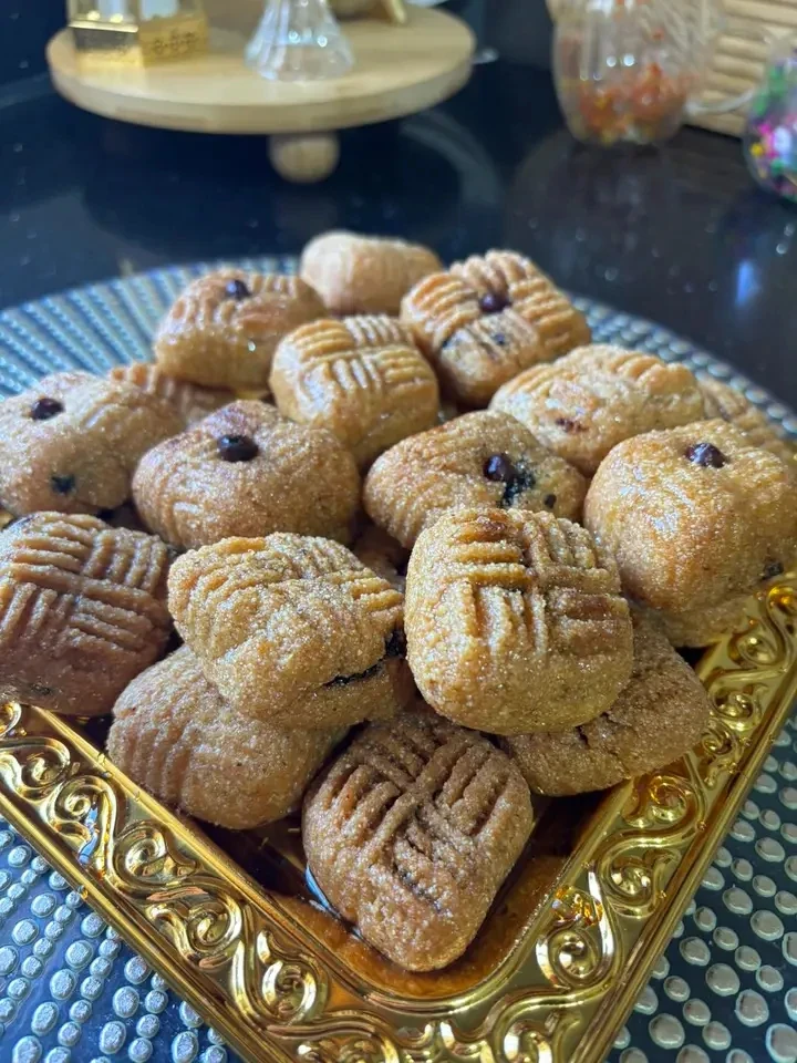 image about حلوى مقروط المقلة الذي يذوب في الفم  ويقدم في المناسبات الأعياد مع الحليب 