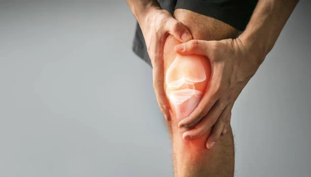 image about 🦵 هل تعاني من ألم الركبة؟ كل ما تحتاج معرفته عن خشونة الركبة