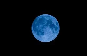 image about ظاهرة القمر الأزرق النادر: أسرار التسمية وحقائق الفيزياء الفلكية