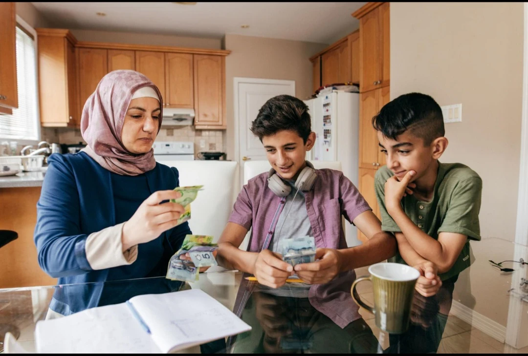 image about قبل فوات الأوان.. علّم أبناءك هذه العادات المالية التي تغيّر حياتهم