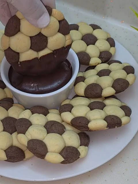 image about ⚽🍪 كوكيز كرة القدم - طريقة عمل كوكيز بتصميم كرة القدم للأطفال والمناسبات الرياضية