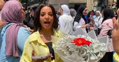 image about بدل الورد بوكيه الفلوس هديه اختي لاختها بعد الامتحانات