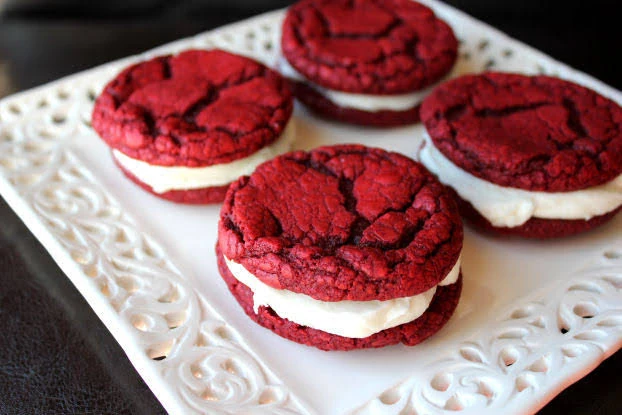 image about ❤️🍪 بسكويت ساندويتش ريد فيلفت بحشوة الجبن الكريمي | وصفة فاخرة بطعم ناعم ومظهر جذاب