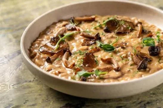 image about 🍄🍚 ريزوتو بالفطر والكمأة | وصفة إيطالية فاخرة بنكهة غنية وقوام كريمي