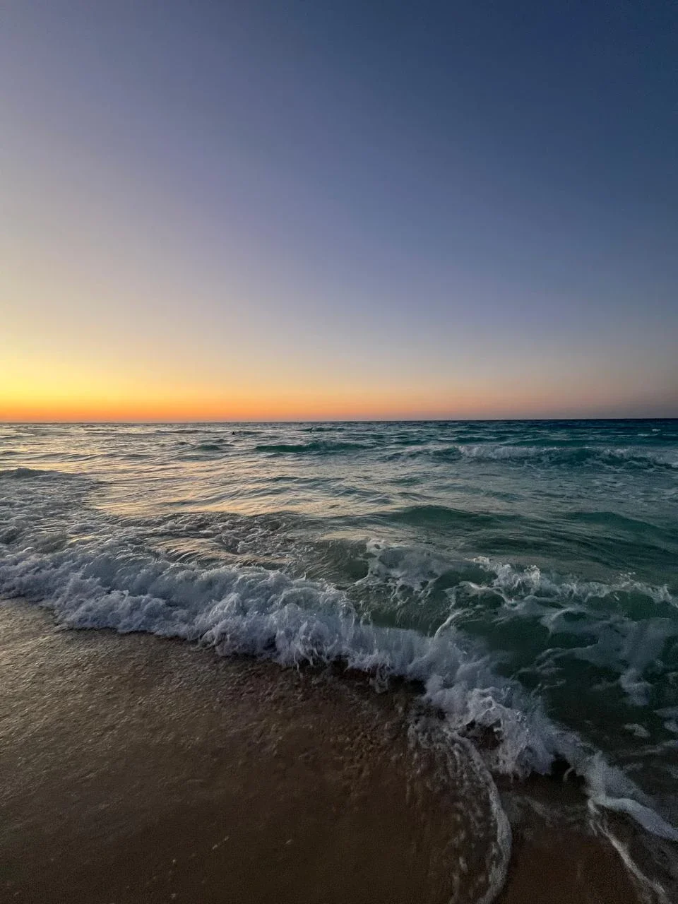 image about أشرعة على أفق الزبرجد