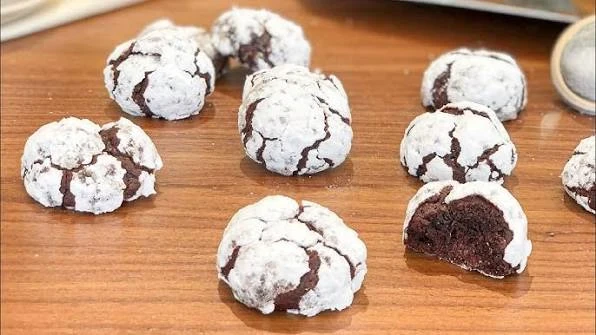 image about 🍫🤎 كرينكلز الشوكولاتة : وصفة كوكيز طرية من الداخل ومغطاة بالسكر البودرة