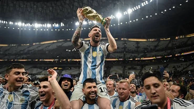 image about 🏆 قصة نجاح ليونيل ميسي: من طفلٍ حارب المرض إلى بطل العالم