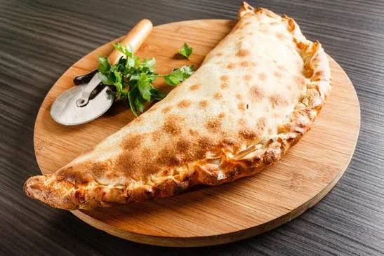 image about 🍕🇮🇹 بيتزا كالزوني -  طريقة تحضير الكالزوني الإيطالي المحشو بالجبن والصلصة