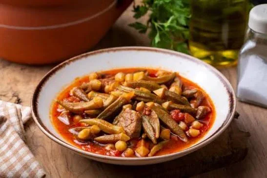 image about 🍲🌿 يخنة البامية باللحم وزيت الزيتون | وصفة شرقية شهية وغنية بالنكهة