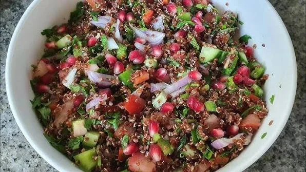 image about 🥗❤️ سلطة الكينوا الحمراء بالرمان والنعناع - وصفة منعشة وصحية سهلة التحضير