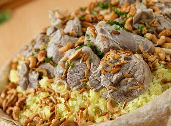 image about أسرار المنسف الأردني بالجميد البلدي: دليل الطهي الأصيل خطوة بخطوة