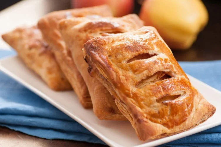 image about 🍎🥐 حلى بف باستري بحشوة التفاح والقرفة - وصفة مقرمشة وسهلة بطعم شهي