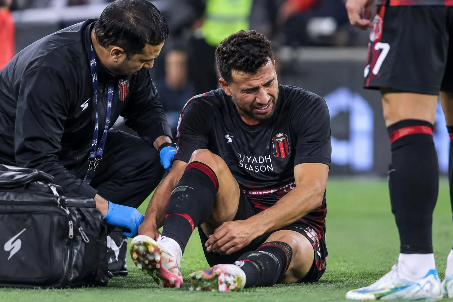 image about 🚨 إصابة مفاجئة لتريزيجيه تثير قلق الجماهير.. ماذا حدث للنجم المصري؟