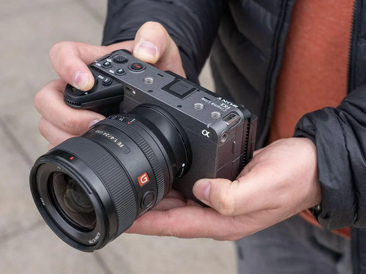 image about 🎬 Sony FX3: كاميرا سينمائية احترافية بحجم صغير وأداء كبير