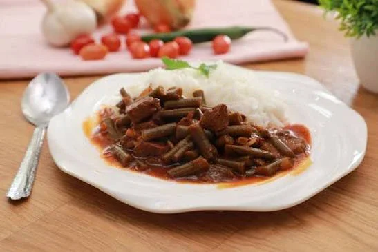 image about 🥘🌿 يخنة الفاصولياء الخضراء باللحم والأرز بالشعيرية - وصفة منزلية شهية ومشبعة