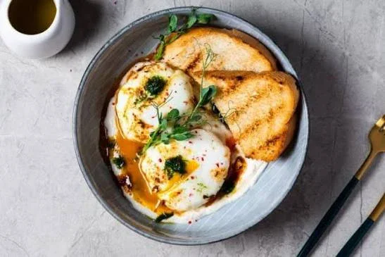 image about 🍳🌶️ بيض البوشيه بصلصة الزبادي الحارة - وصفة سهلة وشهية للفطور