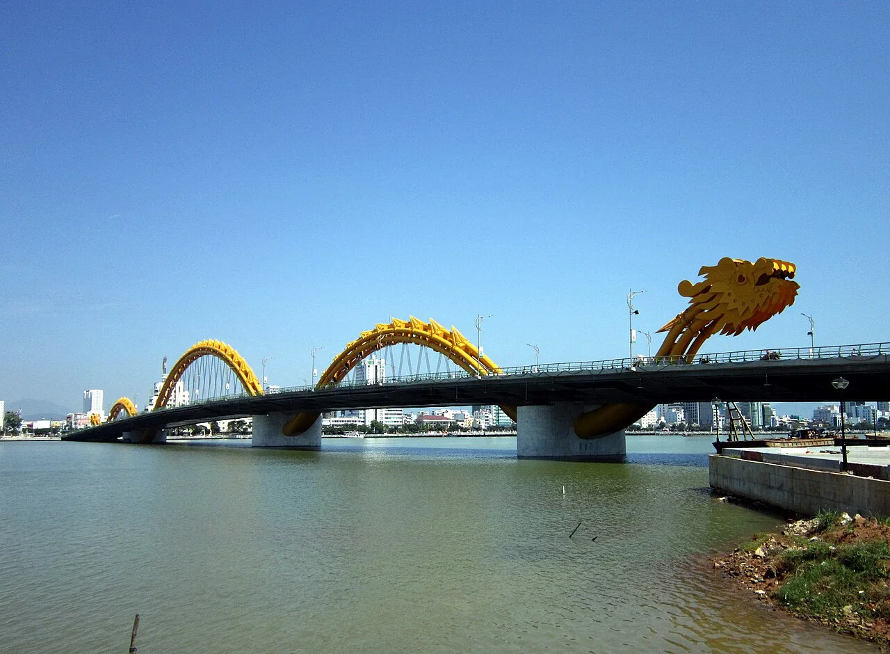 image about 🌉 10 جسور غريبة حول العالم.. هتشوفها وتقول: هو الناس بتعدّي من هنا إزاي؟ 😂