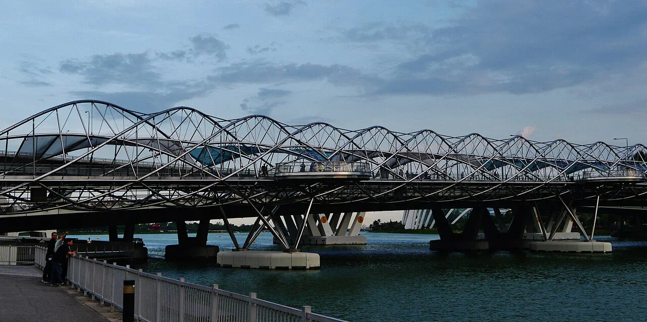 image about 🌉 10 جسور غريبة حول العالم.. هتشوفها وتقول: هو الناس بتعدّي من هنا إزاي؟ 😂