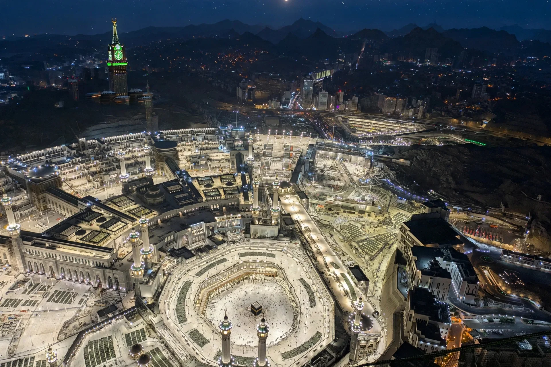 image about *الأنبياء والرسل: الفرق بينهم وقصص الصبر التي غيرت تاريخ البشرية*