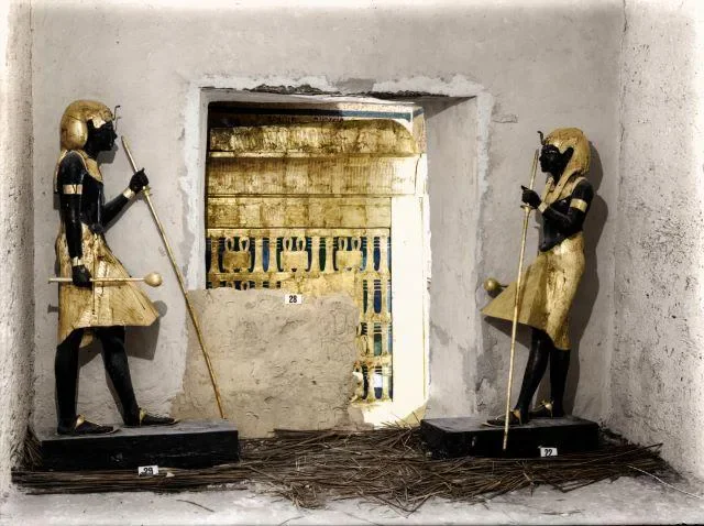 image about تمثال توت عنخ آمون الأسود والذهبي: لماذا لا يعني اللون الأسود أن صاحبه كان «أفريقيًا أسود» بالمعنى الحديث؟
