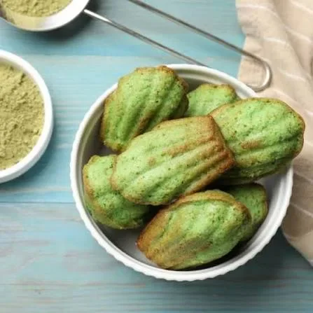 image about 🍵💚 مادلين الماتشا - وصفة فرنسية هشة بنكهة الشاي الأخضر