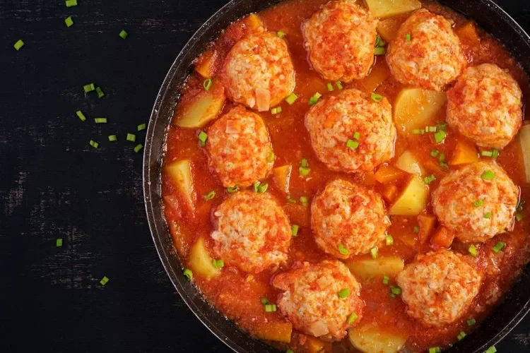 image about 🥩🥔 داوود باشا بالبطاطس - وصفة كفتة اللحم الشهية بصلصة الطماطم