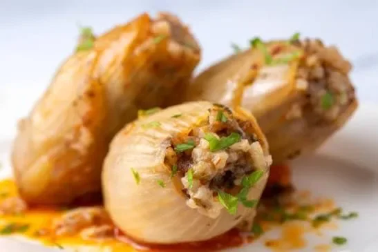 image about 🧅🍖 بصل محشي باللحمة المفرومة والأرز - وصفة شرقية شهية بطعم لا يُقاوم