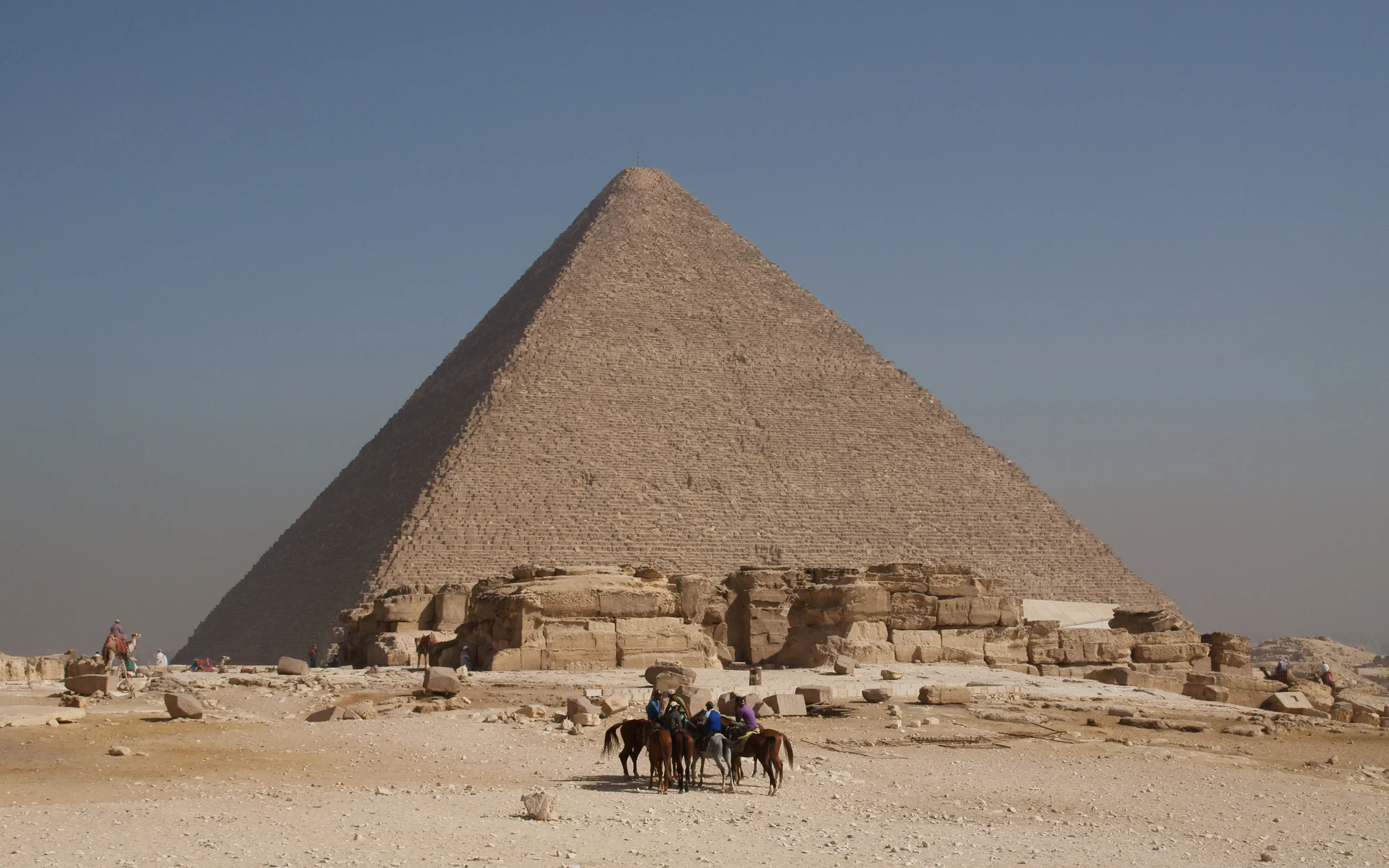 image about لغز الأهرامات الذي حيّر العالم! كيف بنى الفراعنة هذه المعجزة قبل آلاف السنين؟ وما الأسرار الغامضة التي لا تزال تخفيها حت