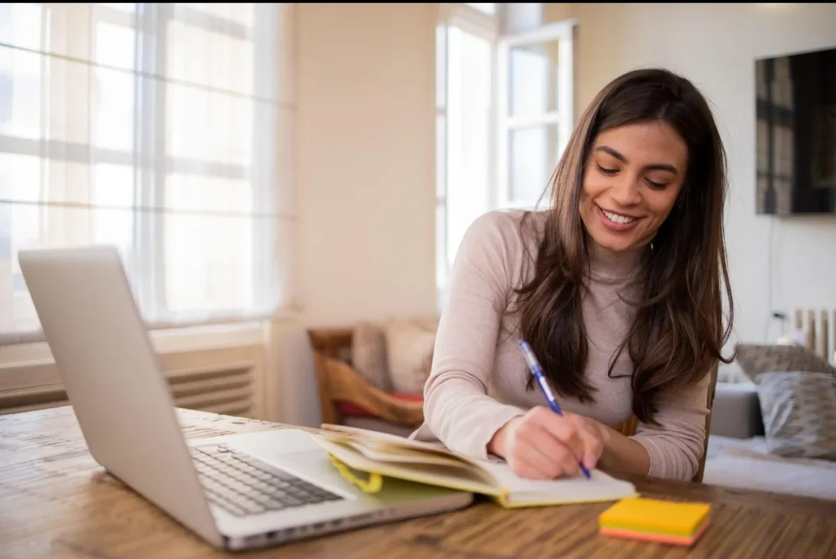 image about كيف تبدأ الربح من الإنترنت للمبتدئين؟ 7 طرق عملية لبناء دخل إضافي من المنزل