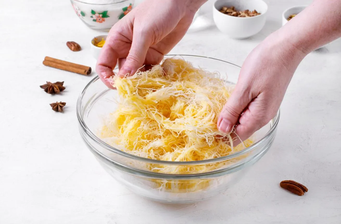 image about طريقة عمل الكنافة بالقشطة في المنزل 🍮 قرمشة ذهبية وحشوة كريمية بمذاق لا يُقاوم